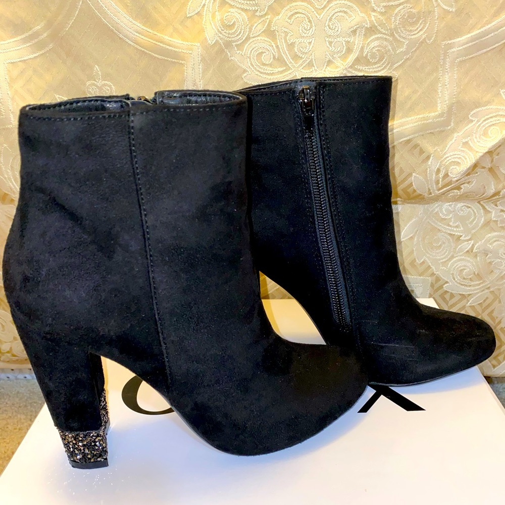 XOXO Footwear: Black ankle Boots with Glitter
Sparkling High Heel. Inside Zipper